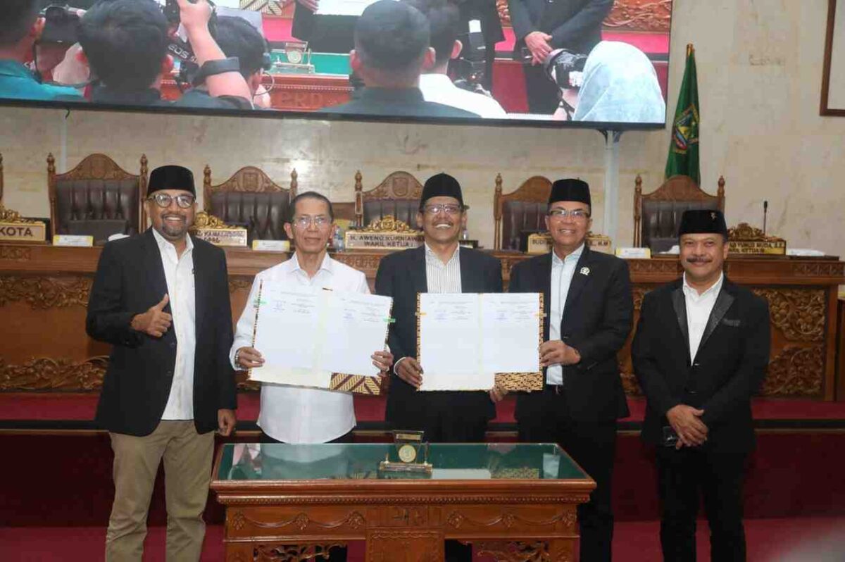 DPRD Kota Batam mengesahkan Rancangan Peraturan Daerah (Ranperda) tentang Pertanggungjawaban Pelaksanaan APBD Tahun Anggaran 2025 menjadi Peraturan Daerah (Perda) dalam rapat paripurna di Ruang Sidang Utama DPRD Kota Batam, Rabu (8/7/2026). Foto:DPRD Batam. 
