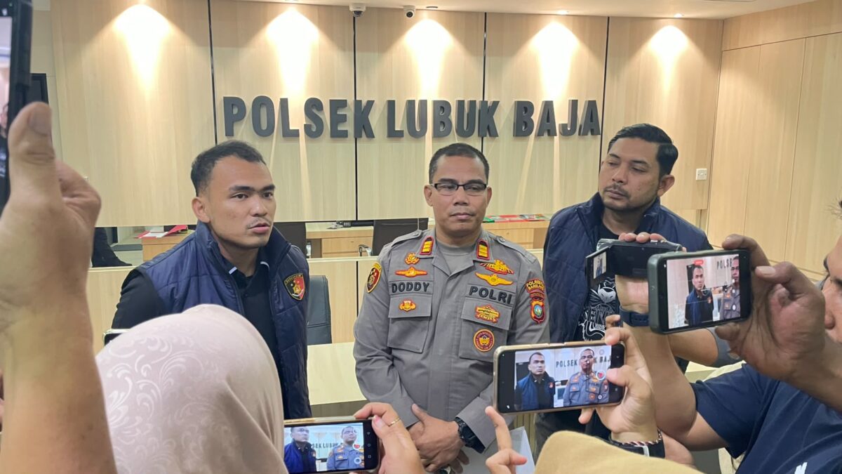 Wakapolsek Lubuk Baja, AKP Doddy Basyir saat diwawancara wartawan, Selasa (30/6/2026). Foto:Elin/matapedia