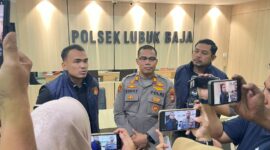 Wakapolsek Lubuk Baja, AKP Doddy Basyir saat diwawancara wartawan, Selasa (30/6/2026). Foto:Elin/matapedia