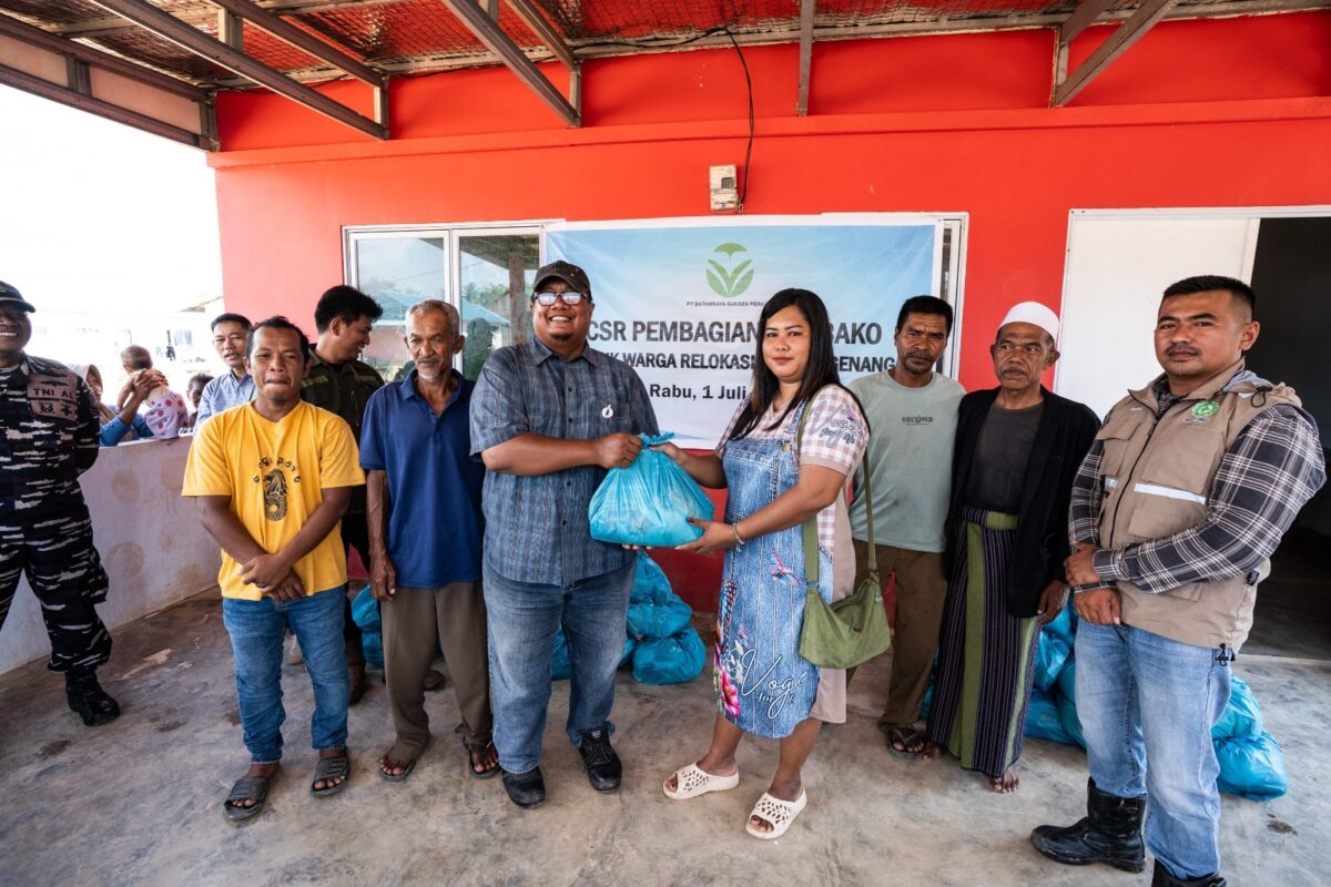 PT Batamraya Sukses Perkasa (PT BSP) melalui program CSR Tanjung Sauh Peduli dengan menyalurkan 150 paket sembako kepada warga di Perumahan Relokasi Pulau Ngenang, Kamis (2/7/2026). Foto:Istimewa