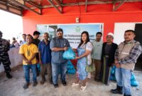 PT Batamraya Sukses Perkasa (PT BSP) melalui program CSR Tanjung Sauh Peduli dengan menyalurkan 150 paket sembako kepada warga di Perumahan Relokasi Pulau Ngenang, Kamis (2/7/2026). Foto:Istimewa