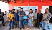 PT Batamraya Sukses Perkasa (PT BSP) melalui program CSR Tanjung Sauh Peduli dengan menyalurkan 150 paket sembako kepada warga di Perumahan Relokasi Pulau Ngenang, Kamis (2/7/2026). Foto:Istimewa