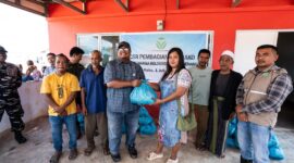 PT Batamraya Sukses Perkasa (PT BSP) melalui program CSR Tanjung Sauh Peduli dengan menyalurkan 150 paket sembako kepada warga di Perumahan Relokasi Pulau Ngenang, Kamis (2/7/2026). Foto:Istimewa