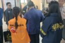 Penyidik OJK menyerahkan tersangka beserta barang bukti atau Tahap II kepada Jaksa Penuntut Umum di Kantor Kejaksaan Negeri Batu, Malang, Kamis (2/7/2026). Foto:OJK Kepri