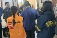 Penyidik OJK menyerahkan tersangka beserta barang bukti atau Tahap II kepada Jaksa Penuntut Umum di Kantor Kejaksaan Negeri Batu, Malang, Kamis (2/7/2026). Foto:OJK Kepri