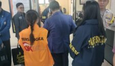 Penyidik OJK menyerahkan tersangka beserta barang bukti atau Tahap II kepada Jaksa Penuntut Umum di Kantor Kejaksaan Negeri Batu, Malang, Kamis (2/7/2026). Foto:OJK Kepri