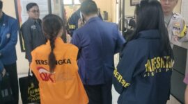 Penyidik OJK menyerahkan tersangka beserta barang bukti atau Tahap II kepada Jaksa Penuntut Umum di Kantor Kejaksaan Negeri Batu, Malang, Kamis (2/7/2026). Foto:OJK Kepri