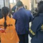Penyidik OJK menyerahkan tersangka beserta barang bukti atau Tahap II kepada Jaksa Penuntut Umum di Kantor Kejaksaan Negeri Batu, Malang, Kamis (2/7/2026). Foto:OJK Kepri