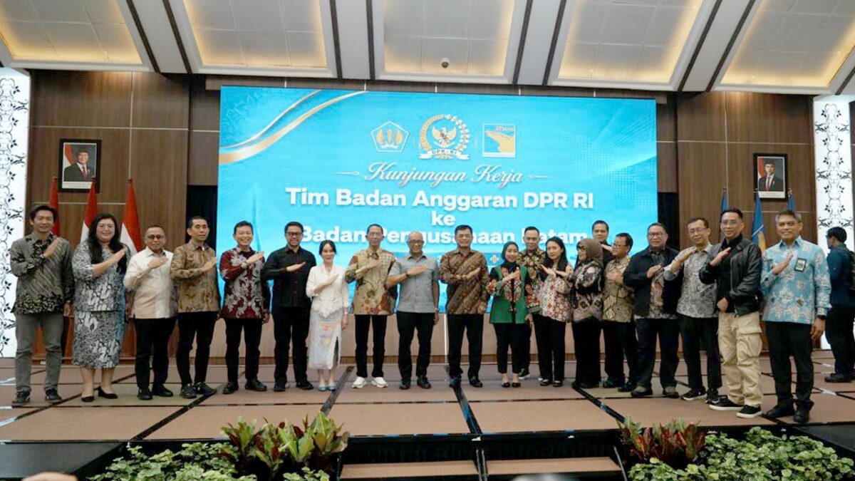 Kepala BP Batam, Amsakar Achmad, bersama Wakil Kepala BP Batam, Li Claudia Chandra, menerima kunjungan kerja Badan Anggaran (Banggar) DPR RI di Balairungsari, Batam Centre, Jumat (3/7/2026). Foto:Humas BP Batam