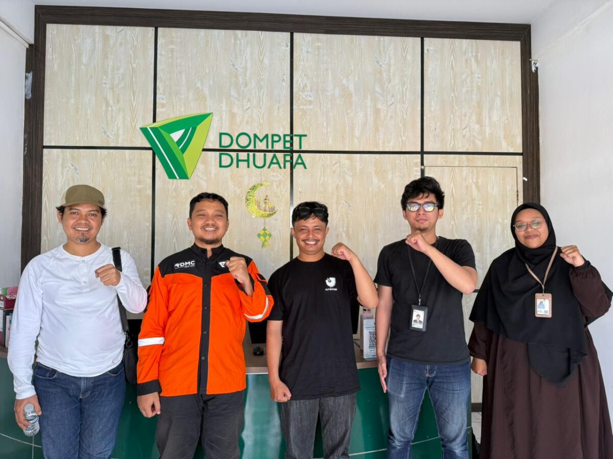 Ketua AJI Batam, Yogi Eka Sahputra tengah. Foto:Istimewa