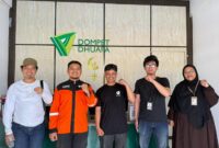 Ketua AJI Batam, Yogi Eka Sahputra tengah. Foto:Istimewa