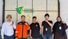 Ketua AJI Batam, Yogi Eka Sahputra tengah. Foto:Istimewa