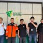 Ketua AJI Batam, Yogi Eka Sahputra tengah. Foto:Istimewa