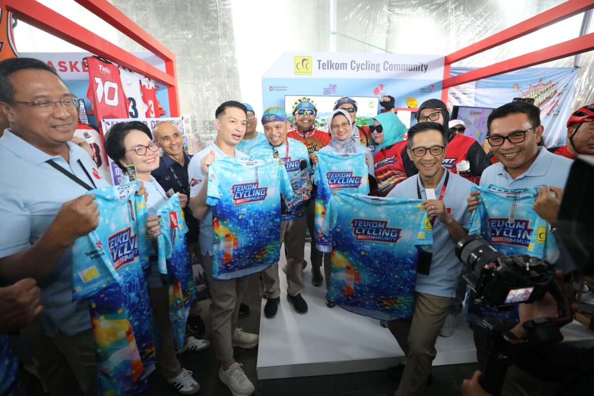 Direktur Utama Telkom Dian Siswarini bersama jajaran Direksi dan Senior Leader TelkomGroup mengunjungi booth Telkom Cycling Community pada rangkaian HUT ke-61 Telkom di The Telkom Hub, Jakarta, Senin (6/7/2026). Kehadiran komunitas internal mencerminkan semangat kolaborasi dalam mendukung transformasi perusahaan. Foto:Telkom