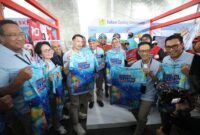 Direktur Utama Telkom Dian Siswarini bersama jajaran Direksi dan Senior Leader TelkomGroup mengunjungi booth Telkom Cycling Community pada rangkaian HUT ke-61 Telkom di The Telkom Hub, Jakarta, Senin (6/7/2026). Kehadiran komunitas internal mencerminkan semangat kolaborasi dalam mendukung transformasi perusahaan. Foto:Telkom