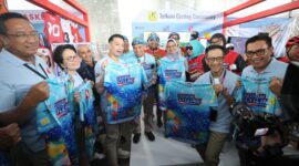 Direktur Utama Telkom Dian Siswarini bersama jajaran Direksi dan Senior Leader TelkomGroup mengunjungi booth Telkom Cycling Community pada rangkaian HUT ke-61 Telkom di The Telkom Hub, Jakarta, Senin (6/7/2026). Kehadiran komunitas internal mencerminkan semangat kolaborasi dalam mendukung transformasi perusahaan. Foto:Telkom