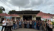 Kapolsek Batu Aji AKP Bayu Rizki Subagyo bersama dengan pengusaha besi tua beberapa hari lalu. Foto: Dok. Polsek