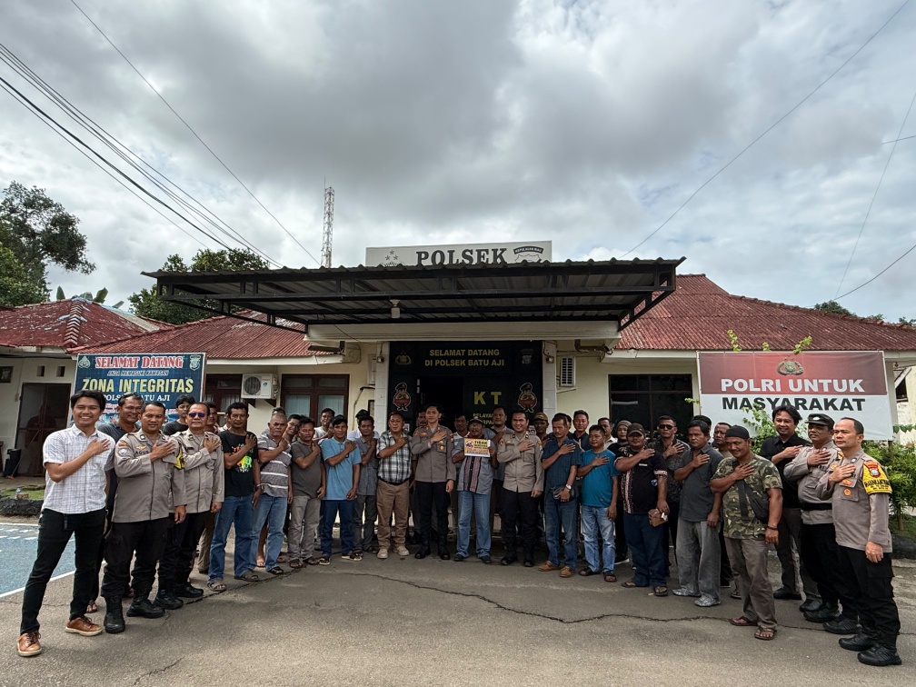 Kapolsek Batu Aji AKP Bayu Rizki Subagyo bersama dengan pengusaha besi tua beberapa hari lalu. Foto: Dok. Polsek
