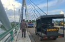 Petugas Ditpam BP Batam patroli di Jembatan Barelang untuk cegah pungli beberapa hari lalu. Foto:Istimewa