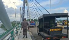 Petugas Ditpam BP Batam patroli di Jembatan Barelang untuk cegah pungli beberapa hari lalu. Foto:Istimewa