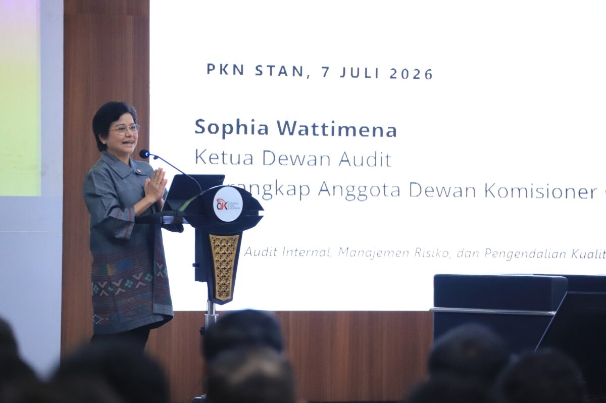 Ketua Dewan Audit OJK, Sophia Wattimena, saat memberikan kuliah umum bertema 