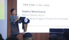 Ketua Dewan Audit OJK, Sophia Wattimena, saat memberikan kuliah umum bertema 