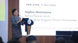 Ketua Dewan Audit OJK, Sophia Wattimena, saat memberikan kuliah umum bertema 