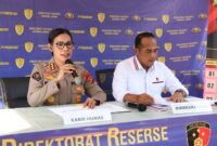 Kabid Humas Polda Kepri Kombes Pol. Nona Pricillia Ohei bersama Ditreskrimum. Foto:Humas Polda Kepri