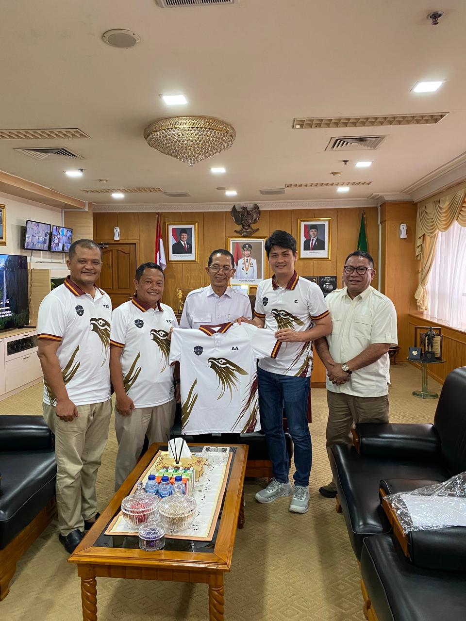Kepala BP Batam Amsakar Achmad tengah. Foto:Ist