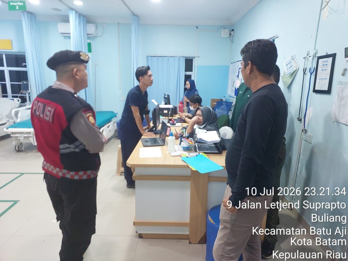 Polsek Batu Aji bergerak cepat menindaklanjuti laporan masyarakat yang masuk melalui layanan polisi 110 terkait dua korban kecelakaan lalu lintas yang menjalani perawatan di RS Graha Hermine, Batu Aji, Batam, Jumat (10/7/2026) malam. Foto:Ist