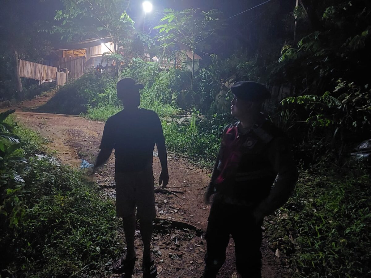 Anggota Polsek Batu Aji tengah mengimbau pemilik warung pada Sabtu (11/7/2026). Foto:Dok. Polsek Batu Aji