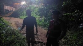 Anggota Polsek Batu Aji tengah mengimbau pemilik warung pada Sabtu (11/7/2026). Foto:Dok. Polsek Batu Aji