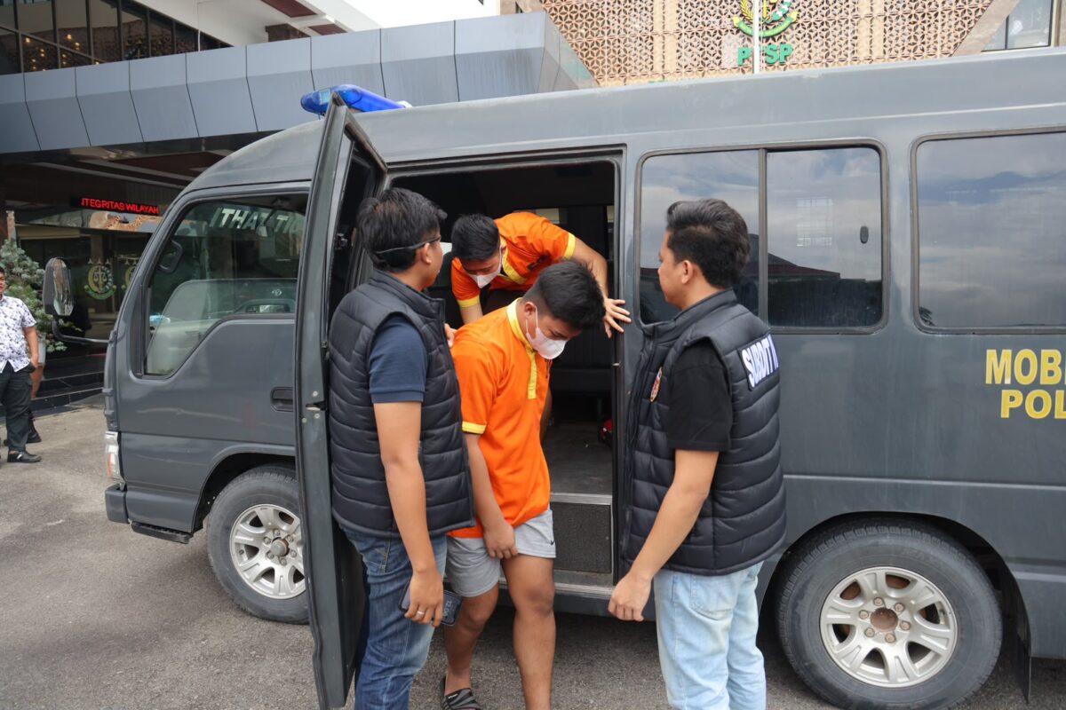 Para tersangka saat digiring ke Kejari Batam pada Senin (13/7/2026). Foto:Rendi/matapedia