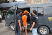 Para tersangka saat digiring ke Kejari Batam pada Senin (13/7/2026). Foto:Rendi/matapedia