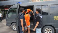 Para tersangka saat digiring ke Kejari Batam pada Senin (13/7/2026). Foto:Rendi/matapedia
