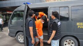 Para tersangka saat digiring ke Kejari Batam pada Senin (13/7/2026). Foto:Rendi/matapedia