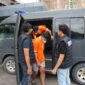 Para tersangka saat digiring ke Kejari Batam pada Senin (13/7/2026). Foto:Rendi/matapedia