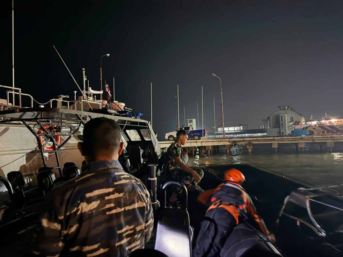 Dua nelayan yang sempat terombang-ambing di perairan perbatasan Karimun Anak-Malaysia akhirnya berhasil diselamatkan Tim SAR Gabungan, Sabtu (11/7) malam. Foto: Basarnas Tanjungpinang