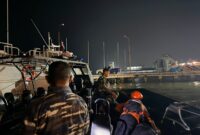 Dua nelayan yang sempat terombang-ambing di perairan perbatasan Karimun Anak-Malaysia akhirnya berhasil diselamatkan Tim SAR Gabungan, Sabtu (11/7) malam. Foto: Basarnas Tanjungpinang