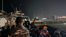 Dua nelayan yang sempat terombang-ambing di perairan perbatasan Karimun Anak-Malaysia akhirnya berhasil diselamatkan Tim SAR Gabungan, Sabtu (11/7) malam. Foto: Basarnas Tanjungpinang