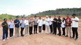 Kepala BP Batam  Amsakar Achmad dan Wakil Kepala BP Batam Li Claudia Chandra sera Kapolreta Barelang. Foto:Ist
