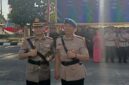 Kapolresta yang baru, Kombes Pol Anang Herlambang.kiri, serta  Kapolresta yang lama, Kombes Boy Siregar, sebelah kanan, foto bersama usai serah terima jabatan di Polda Jambi, Jumat (17/7/2026). Matapedia6.com/Ali