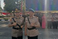 Kapolresta yang baru, Kombes Pol Ananto Herlambang.,SIK.,MM. kiri, serta Kapolresta yang lama, Kombes Boy Siregar, sebelah kanan, foto bersama usai serah terima jabatan di Polda Jambi, Jumat (17/7/2026). Matapedia6.com/Ali