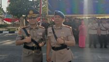 Kapolresta yang baru, Kombes Pol Anang Herlambang.kiri, serta  Kapolresta yang lama, Kombes Boy Siregar, sebelah kanan, foto bersama usai serah terima jabatan di Polda Jambi, Jumat (17/7/2026). Matapedia6.com/Ali
