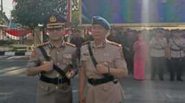 Kapolresta yang baru, Kombes Pol Ananto Herlambang.,SIK.,MM. kiri, serta  Kapolresta yang lama, Kombes Boy Siregar, sebelah kanan, foto bersama usai serah terima jabatan di Polda Jambi, Jumat (17/7/2026). Matapedia6.com/Ali