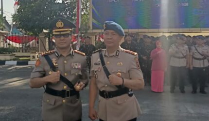 Kapolresta yang baru, Kombes Pol Ananto Herlambang.kiri, serta Kapolresta yang lama, Kombes Boy Siregar, sebelah kanan, foto bersama usai serah terima jabatan di Polda Jambi, Jumat (17/7/2026). Matapedia6.com/Ali