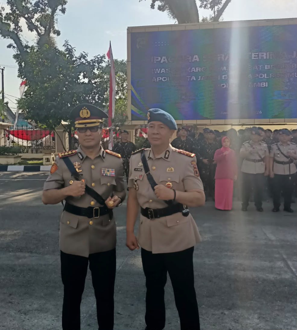Kapolresta yang baru, Kombes Pol Anang Herlambang.kiri, serta  Kapolresta yang lama, Kombes Boy Siregar, sebelah kanan, foto bersama usai serah terima jabatan di Polda Jambi, Jumat (17/7/2026). Matapedia6.com/Ali