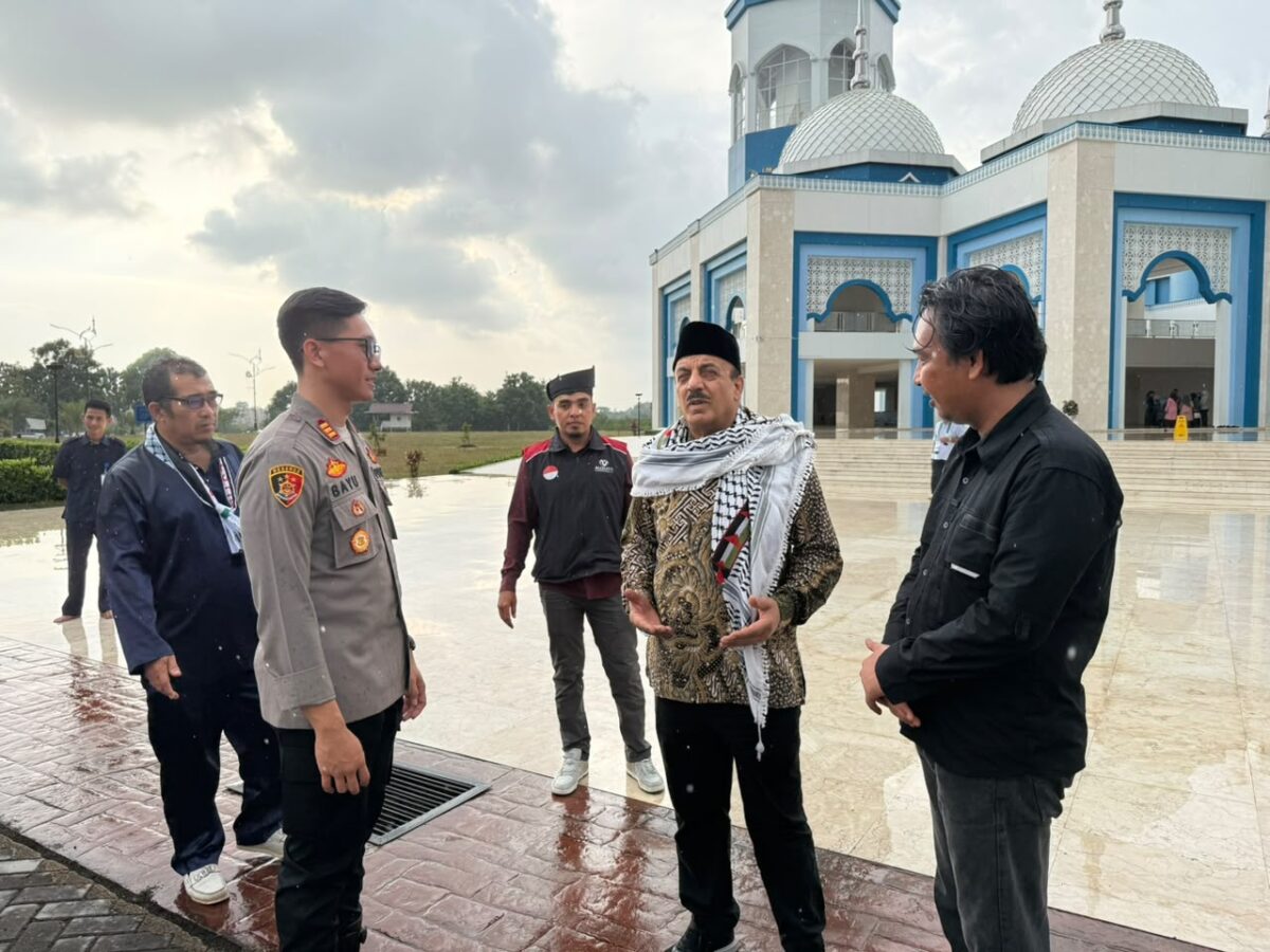 Kapolsek Batu Aji AKP Bayu Rizki Subagyo bersama Dubes Palestina di Masjid Sultan Mahmud Riayat Syah. Foto:Istimewa