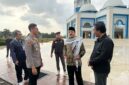 Kapolsek Batu Aji AKP Bayu Rizki Subagyo bersama Dubes Palestina di Masjid Sultan Mahmud Riayat Syah. Foto:Istimewa