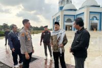 Kapolsek Batu Aji AKP Bayu Rizki Subagyo bersama Dubes Palestina di Masjid Sultan Mahmud Riayat Syah. Foto:Istimewa